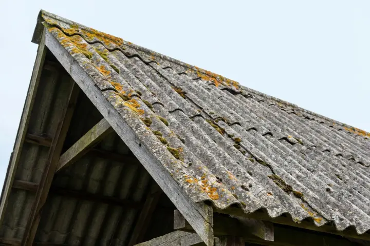Golfplaten en dakleien, asbestverdacht materiaal